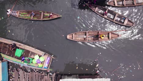 Comunidad-De-Makoko,-Lagos,-Nigeria---30-De-Junio-De-2024:-Vista-Aérea-De-La-Comunidad-De-Makoko-Al-Otro-Lado-Del-Tercer-Puente-Continental