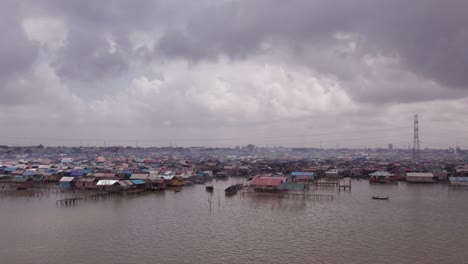 Comunidad-De-Makoko,-Lagos,-Nigeria---30-De-Junio-De-2024:-Vista-Aérea-De-La-Comunidad-De-Makoko-Al-Otro-Lado-Del-Tercer-Puente-Continental