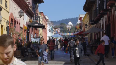 San-Cristobal-De-Las-Casas,-Mexico-busy-high-street-with-tourists-walking