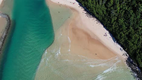 Calm-Waves-On-The-Pristine-Shores-Of-Woody’s-Beach-Park-In-Burleigh-Heads,-Gold-Coast,-QLD-Australia