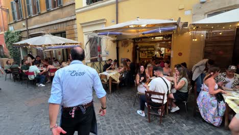 Touristen,-Die-Im-Freien-In-Der-Trattoria-Da-Enzo-Al-29-Im-Viertel-Trastevere-In-Rom,-Italien-Essen