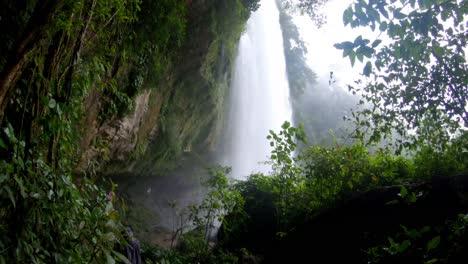 Turistas-En-Las-Cascadas-De-Misol-Ha,-En-El-Parque-Nacional-Tropical-De-La-Selva-De-Chiapas,-Naturaleza