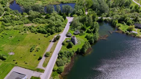 Alte-Getreidemühle-Am-Dolomit-Steinbruch-Stausee-In-Jurmala,-Lettland