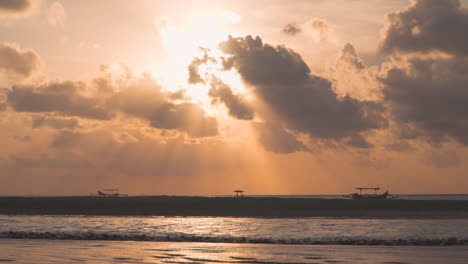 Auslegerboote-In-Der-Silhouette-Verankert-Schwebend-Im-Meer-Bei-Sonnenuntergang,-Bali,-Indonesien