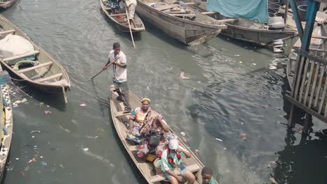 Comunidad-De-Makoko,-Lagos,-Nigeria---30-De-Junio-De-2024:-Video-De-Niños-Y-Personas-Participando-En-Diferentes-Actividades-En-La-Comunidad-De-Makoko-Al-Otro-Lado-Del-Tercer-Puente-Continental