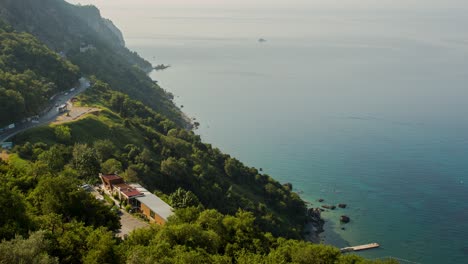 Üppige-Bergstraße-In-Der-Nähe-Der-Felsigen-Küste-Der-Adria-In-Budva,-Montenegro