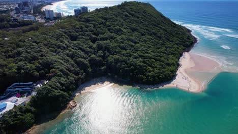 Woody&#39;s-Beach-Park-Und-Burleigh-Head-Nationalpark-An-Der-Gold-Coast-In-Queensland,-Australien