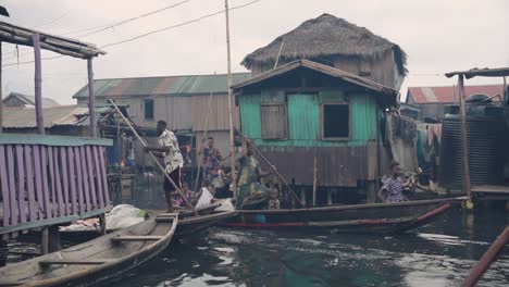 Comunidad-De-Makoko,-Lagos,-Nigeria---30-De-Junio-De-2024:-Video-De-Niños-Y-Personas-Participando-En-Diferentes-Actividades-En-La-Comunidad-De-Makoko-Al-Otro-Lado-Del-Tercer-Puente-Continental