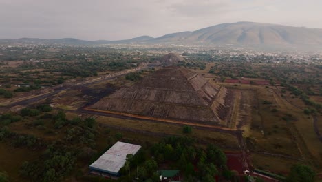 Drone-aerial-orbit-overlooks-the-iconic-Pyramid-of-the-Sun-and-the-Pyramid-of-the-Moon-at-Teotihuacan,-Mexico