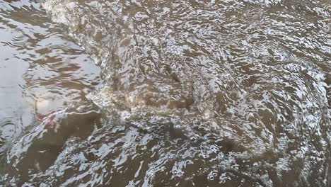 Schlecht-Angesammeltes-Regenwasser,-Das-Langsam-In-Den-Abfluss-Fällt