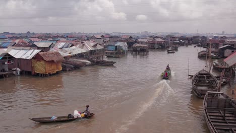 Comunidad-De-Makoko,-Lagos,-Nigeria---30-De-Junio-De-2024:-Vista-Aérea-De-La-Comunidad-De-Makoko-Al-Otro-Lado-Del-Tercer-Puente-Continental