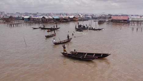 Comunidad-De-Makoko,-Lagos,-Nigeria---30-De-Junio-De-2024:-Vista-Aérea-De-La-Comunidad-De-Makoko-Al-Otro-Lado-Del-Tercer-Puente-Continental