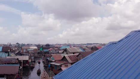 Comunidad-De-Makoko,-Lagos,-Nigeria---30-De-Junio-De-2024:-Vista-Aérea-De-La-Comunidad-De-Makoko-Al-Otro-Lado-Del-Tercer-Puente-Continental