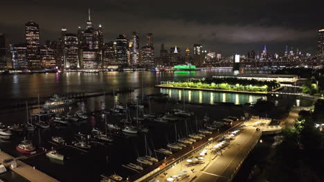 Vista-Aérea-Del-Parque-Del-Puente-De-Brooklyn-Por-La-Noche