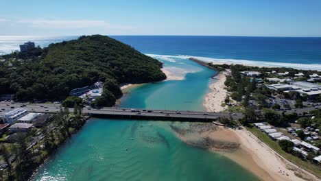 Elevándose-Sobre-El-Puente-Tallebuggera-Creek-En-Burleigh-Heads,-Gold-Coast,-Queensland,-Australia