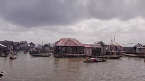 Comunidad-De-Makoko,-Lagos,-Nigeria---30-De-Junio-De-2024:-Vista-Aérea-De-La-Comunidad-De-Makoko-Al-Otro-Lado-Del-Tercer-Puente-Continental