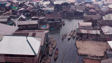 Comunidad-De-Makoko,-Lagos,-Nigeria---30-De-Junio-De-2024:-Vista-Aérea-De-La-Comunidad-De-Makoko-Al-Otro-Lado-Del-Tercer-Puente-Continental