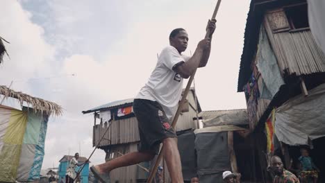 Comunidad-De-Makoko,-Lagos,-Nigeria---30-De-Junio-De-2024:-Video-De-Niños-Y-Personas-Participando-En-Diferentes-Actividades-En-La-Comunidad-De-Makoko-Al-Otro-Lado-Del-Tercer-Puente-Continental