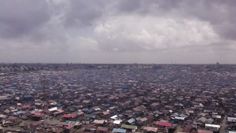 Makoko-Gemeinde,-Lagos,-Nigeria-–-30.-Juni-2024:-Drohnenansicht-Der-Makoko-Gemeinde-über-Die-3.-Festlandbrücke