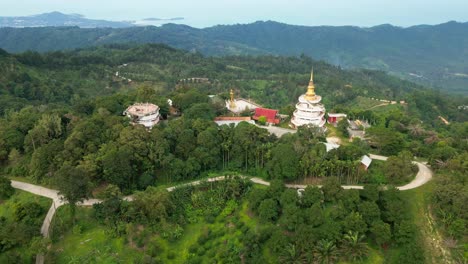 Toma-Aérea-De-Un-Dron-Desde-El-Colorido-Templo-De-La-Colina-Verde-En-Koh-Samui-En-Un-Hermoso-Día-En-Tailandia,-Cámara-Lenta