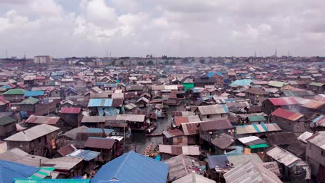 Comunidad-De-Makoko,-Lagos,-Nigeria---30-De-Junio-De-2024:-Vista-Aérea-De-La-Comunidad-De-Makoko-Al-Otro-Lado-Del-Tercer-Puente-Continental