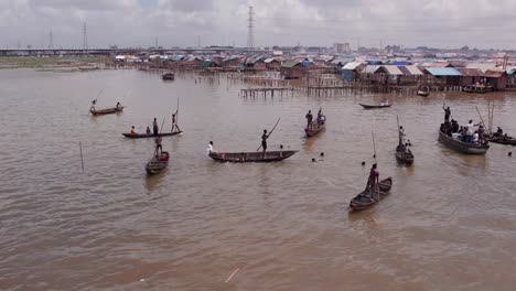 Comunidad-De-Makoko,-Lagos,-Nigeria---30-De-Junio-De-2024:-Vista-Aérea-De-La-Comunidad-De-Makoko-Al-Otro-Lado-Del-Tercer-Puente-Continental