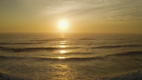 Vista-Aérea-Del-Horizonte-Del-Amanecer-Sobre-El-Mar.