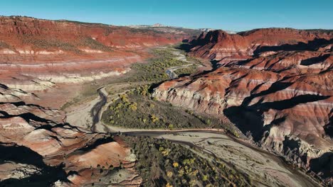 Spectacular-Colors-Of-Sandstone-Mountains-In-Utah,-United-States