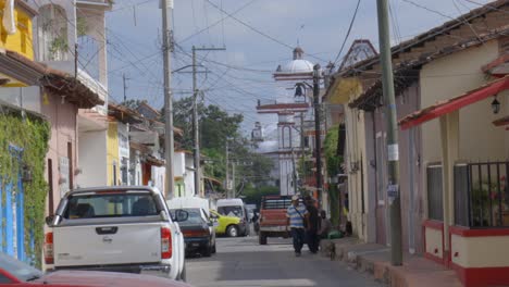 Straße-San-Cristóbal-De-Las-Casas-In-Mexiko,-Einheimische-Gehen-Tagsüber-Spazieren