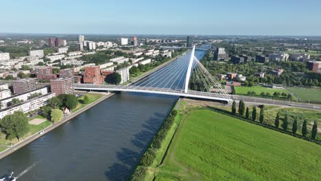 Schrägseilbrücke-über-Den-Amsterdamer-Rheinkanal-In-Utrecht,-Niederlande