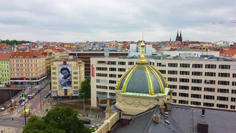 Prager-Stadtbild-Und-Skyline-Hintergrund,-Luftaufnahme-Im-Tiefflug