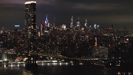 Vista-Aérea-Del-Horizonte-De-La-Ciudad-De-Nueva-York-Por-La-Noche