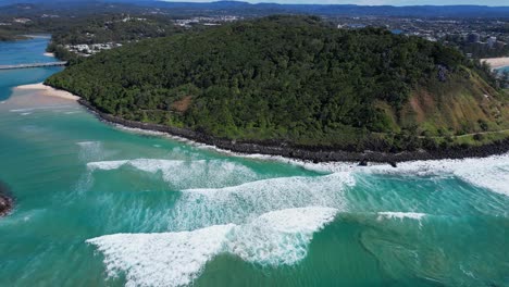 Olas-Rompiendo-En-La-Costa-Rocosa-Del-Parque-Nacional-Burleigh-Head-En-Gold-Coast,-Queensland,-Australia