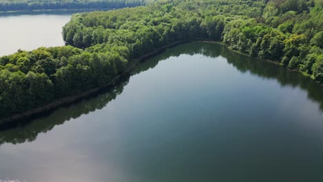 Drohnenflug-über-Einem-See-Mit-Einer-Grünen-Insel