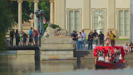 Ruhiges-Wasser-Hält-Die-Reflexionen-Marmorstatuen,-Während-Die-Besucher-Auf