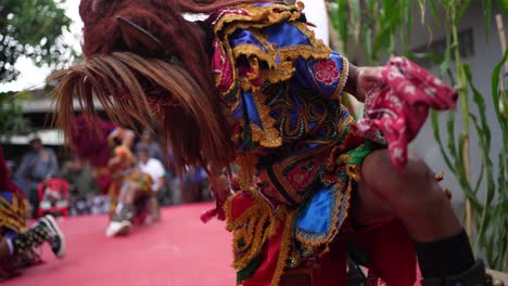 Actuación-De-Niños-En-El-Escenario-De-Danza-Buto-Gedruk-En-El-Evento-Merti-Del-Pueblo