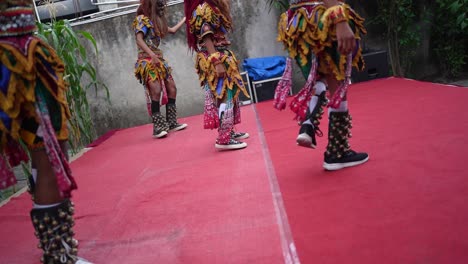 Actuación-De-Niños-En-El-Escenario-De-Danza-Buto-Gedruk-En-El-Evento-Merti-Del-Pueblo