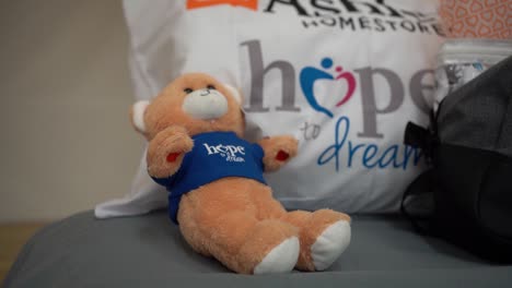 Nahaufnahme-Eines-Teddybären-Auf-Dem-Bett-Bei-Der-Wohltätigkeitsveranstaltung-„Hope-To-Dream“