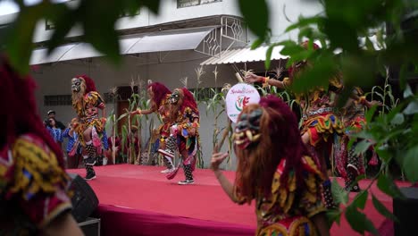 Actuación-De-Niños-En-El-Escenario-De-Danza-Buto-Gedruk-En-El-Evento-Merti-Del-Pueblo