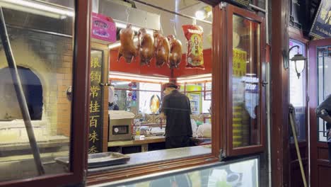 Chinesischer-Koch-Kocht-In-Einem-Lokalen-Restaurant-Mit-Pekingente-In-Peking