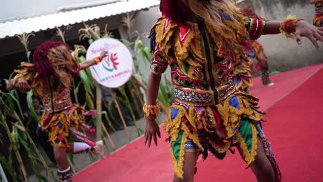 Actuación-De-Niños-En-El-Escenario-De-Danza-Buto-Gedruk-En-El-Evento-Merti-Del-Pueblo