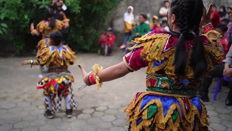 Actuación-De-Niños-En-El-Escenario-De-Danza-Buto-Gedruk-En-El-Evento-Merti-Del-Pueblo