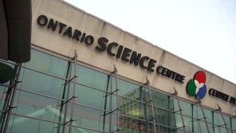 Filmische-Umlaufbahn-Des-Hauptgebäudeschildes-Im-Ontario-Science-Center-Toronto