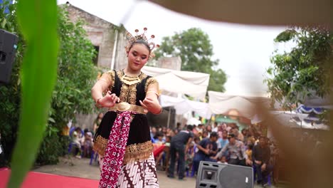 La-Aparición-De-Una-Elegante-Muchacha-Bailando-Una-Danza-Típica-Javanesa,-Es-Decir,-La-Danza-Serimpi.