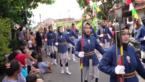 Festival-Merti-Desa,-En-El-Que-Desfilan-Soldados-Javaneses-Con-Instrumentos-Musicales-Y-Arcos.