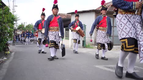 Festival-Merti-Desa,-En-El-Que-Desfilan-Soldados-Javaneses-Con-Instrumentos-Musicales-Y-Arcos.