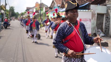 Festival-Merti-Desa,-En-El-Que-Desfilan-Soldados-Javaneses-Con-Instrumentos-Musicales-Y-Arcos.