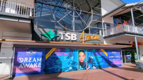 Vista-Exterior-Del-Recinto-TSB-Arena-Con-Carteles-Wow-De-World-Of-Wearableart-En-La-Ciudad-Capital-De-Nueva-Zelanda,-Aotearoa