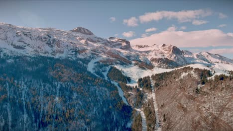 Drohnenaufnahmen-Der-Schneebedeckten-Berge-Der-Orobischen-Voralpen