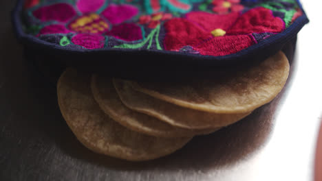 Wunderschöne-Zeitlupenaufnahme-Einer-Gruppe-Mexikanischer-Tortillas,-Die-In-Einer-„Tortillada“-Oder-Einem-Typisch-Mexikanischen-Stoffbeutel-In-Einer-Restaurantküche-Platziert-Sind